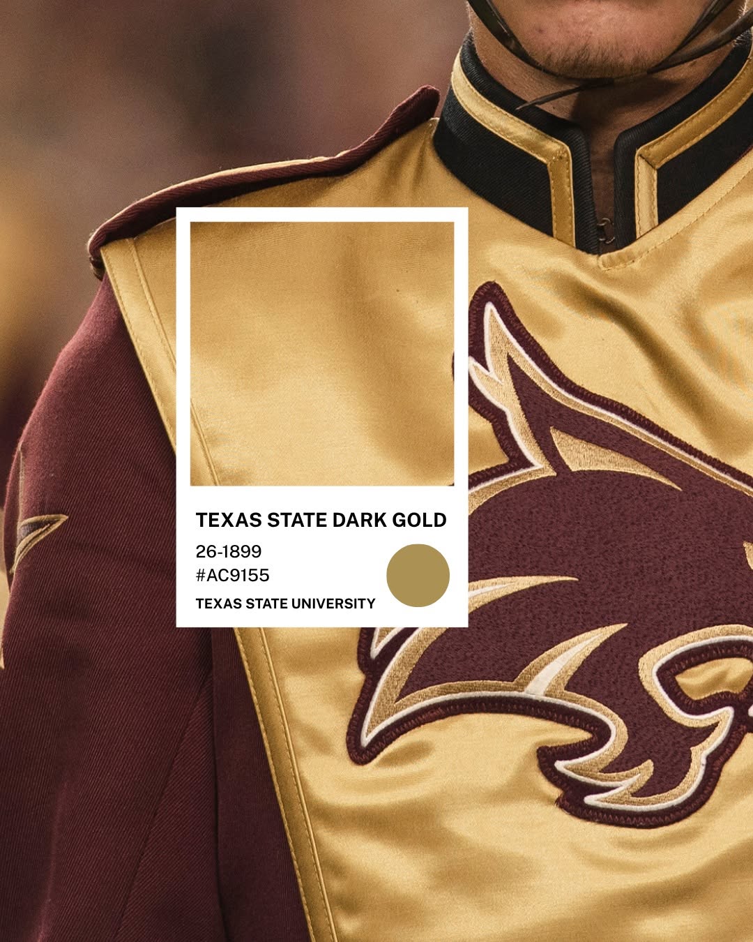Áo khoác vàng đậm gắn logo đầu Bobcat của Texas State — chip màu Texas State Dark Gold #AC9155
