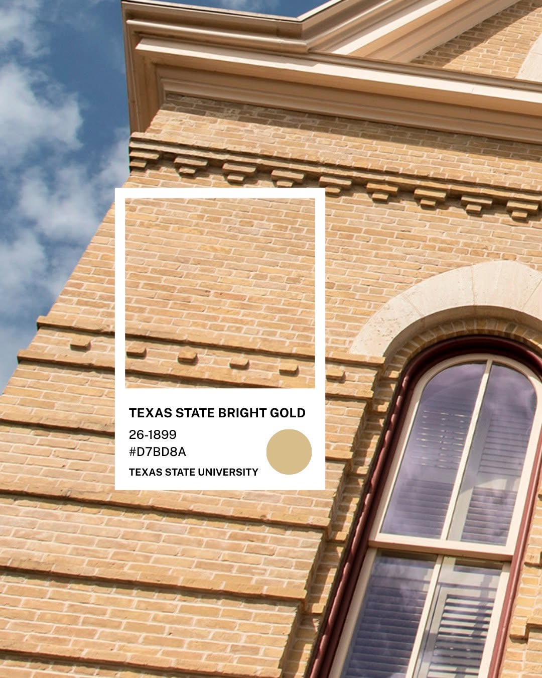 Tường gạch vàng và cửa sổ vòm viền maroon của một toà nhà cổ tại Texas State — chip màu Texas State Bright Gold #D7BD8A