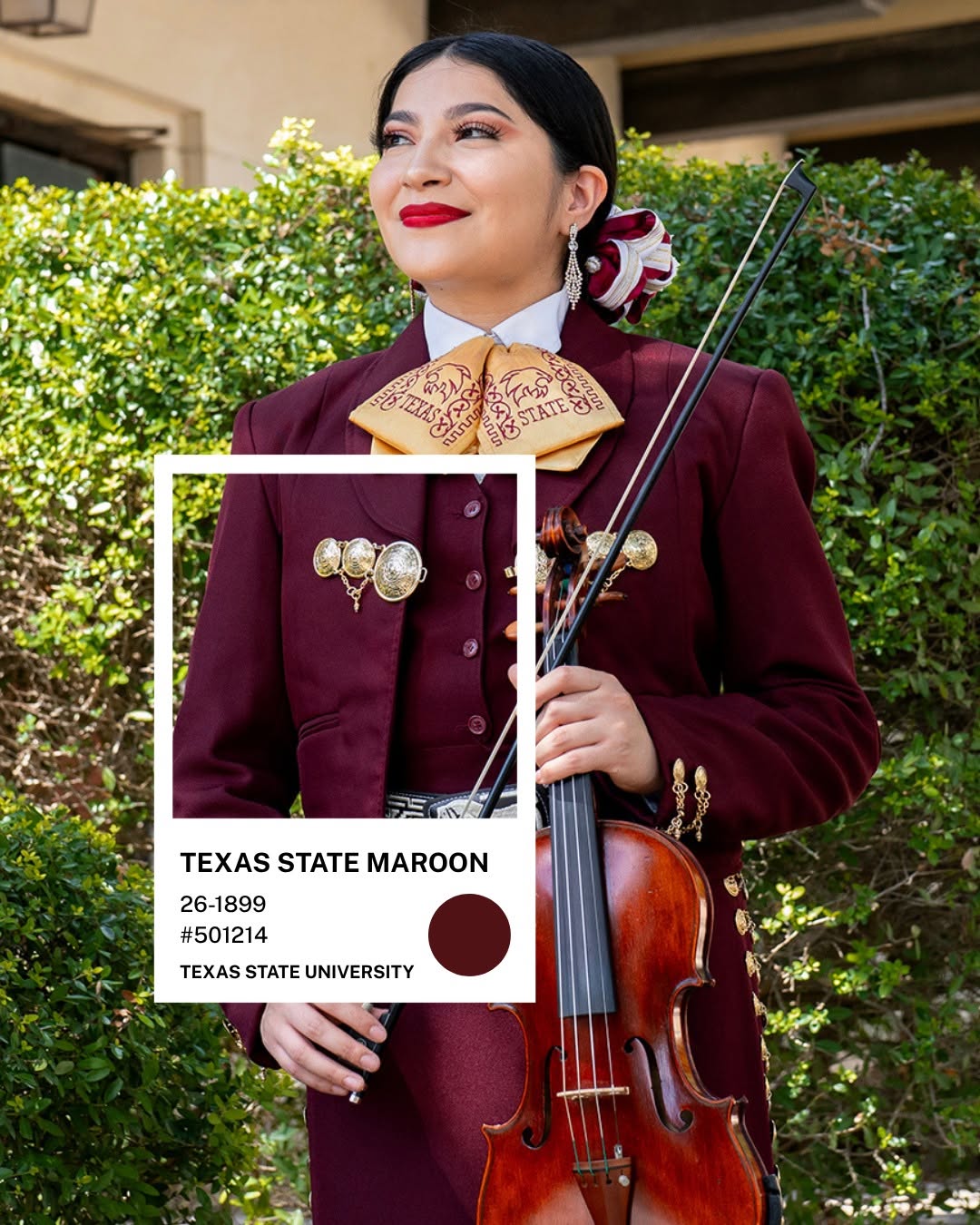 Nghệ sĩ mariachi mặc bộ charro maroon của Texas State, cầm violin — chip màu Texas State Maroon #501214