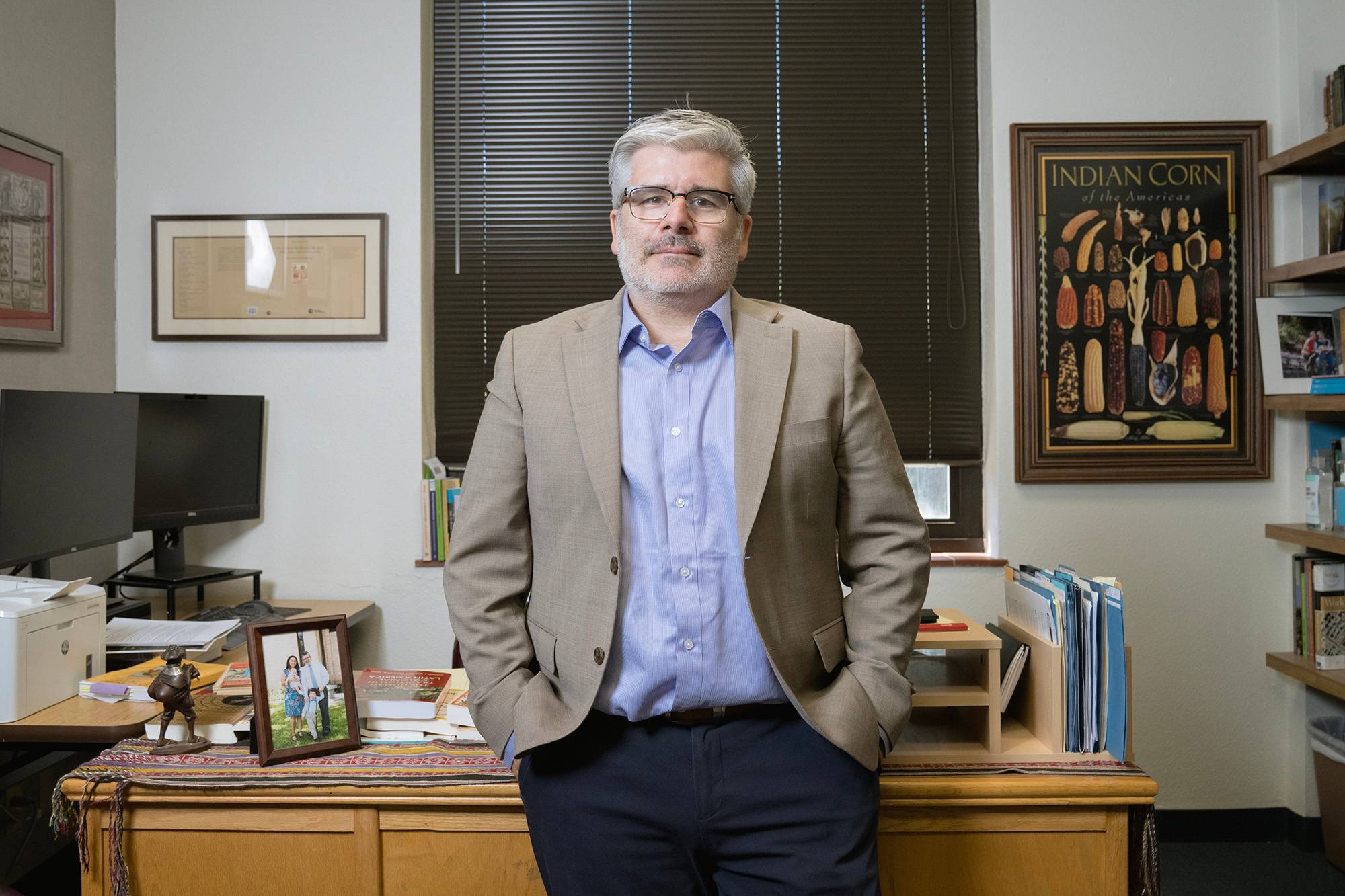 TS. José Carlos de la Puente trong văn phòng tại Khoa Lịch sử, Texas State University