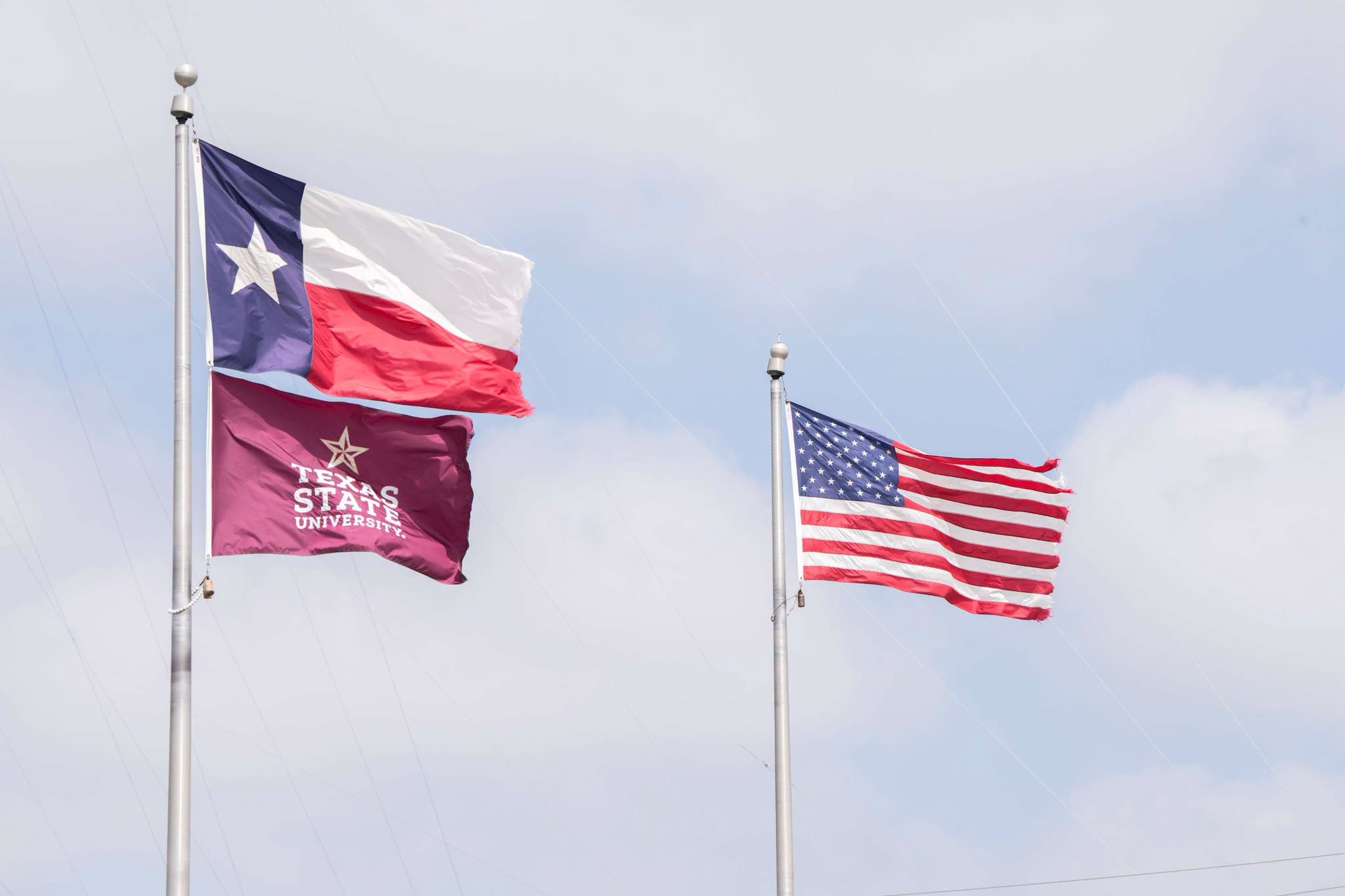 Cờ Hoa Kỳ và hình ảnh Texas State University trong dịp Fourth of July