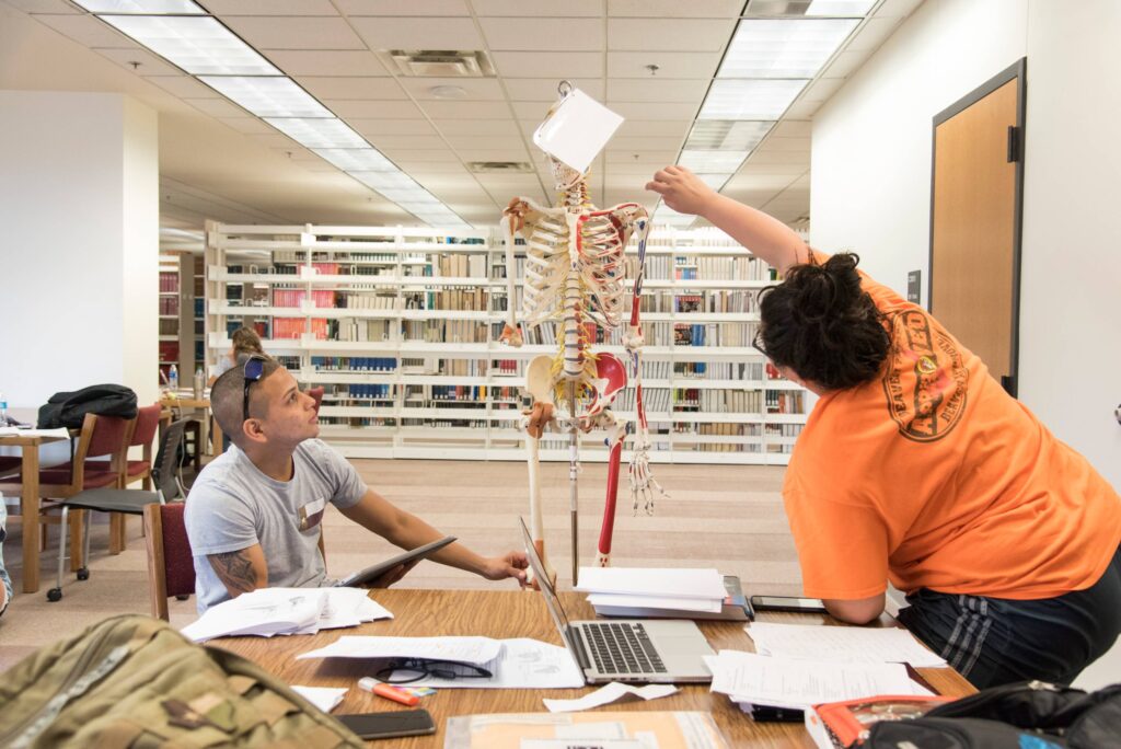 Sinh viên chuẩn bị cho kỳ thi tại Thư viện Alkek - Đại học Bang Texas