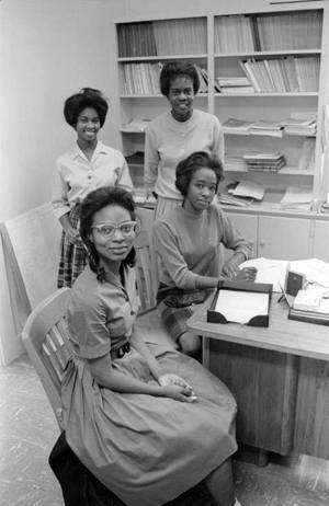 Ngày 4 tháng 2 năm 1963 - Đứng từ trái sang phải là Georgia Faye Hoodye và Mabeleen Washington Wozniak, trong khi ngồi là Dana Jean Smith và Gloria Odoms. Cùng với Helen Jackson (không có trong ảnh), năm người phụ nữ này đã làm nên lịch sử khi trở thành những sinh viên Da đen đầu tiên đăng ký học tại Đại học Tây Nam Bang Texas (tiền thân của TXST).