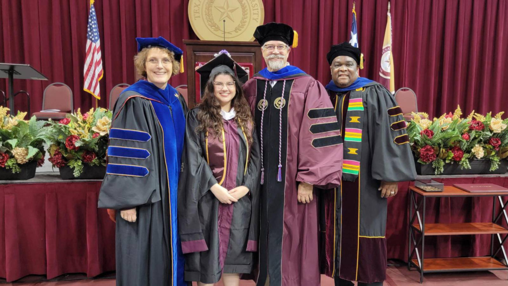 Dean Andrea Golato (trái), Ph.D., Anna Marie Elliott, Kevin Elliott, Ph.D., và Scott W. Bowman, Ph.D., chụp ảnh trên sân khấu tại Lễ Tốt nghiệp Mùa Xuân năm 2024.