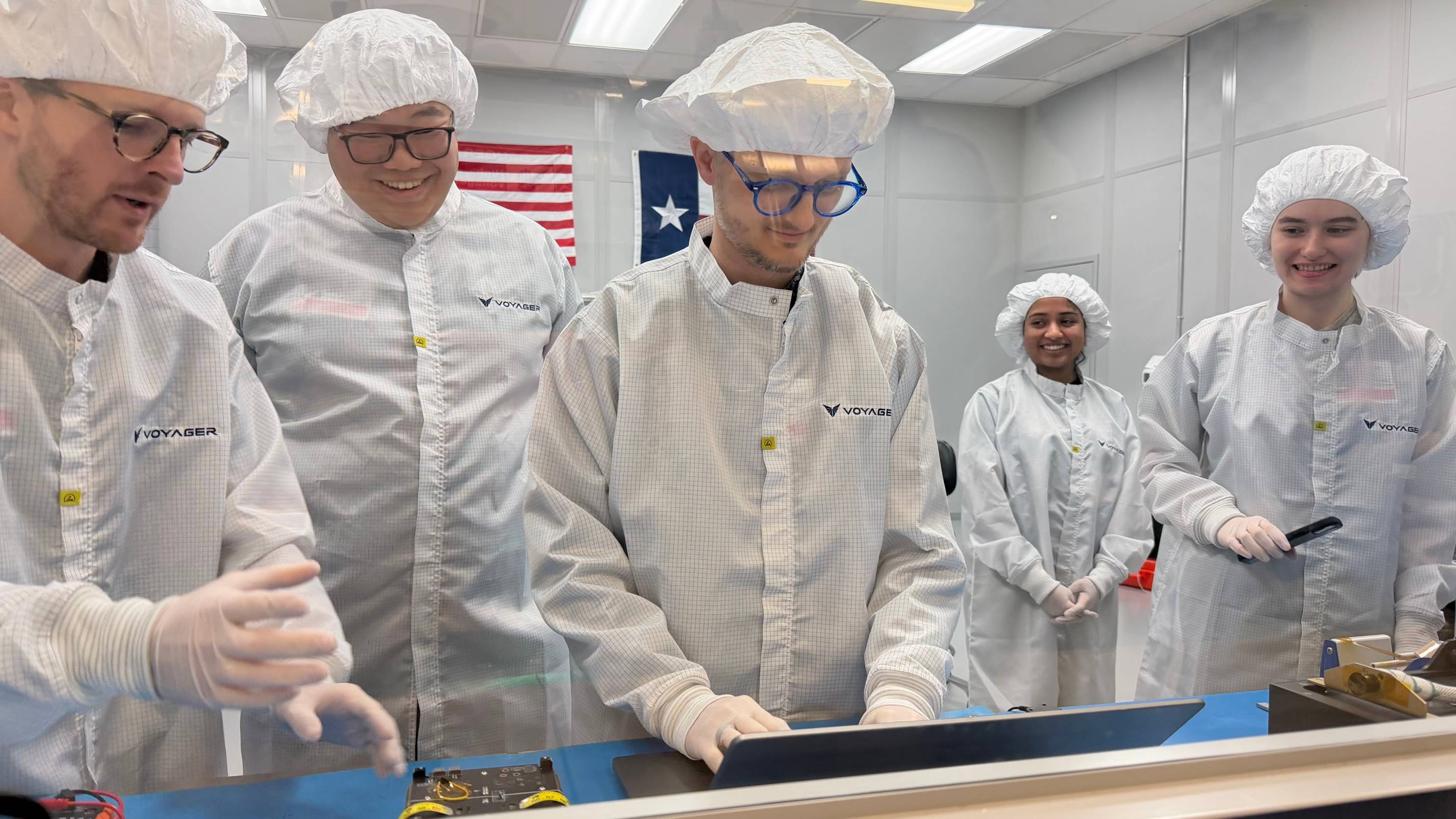 Nhóm Texas State và Cal Poly Pomona lắp ráp vệ tinh trong phòng sạch tại Voyager Technologies, Houston