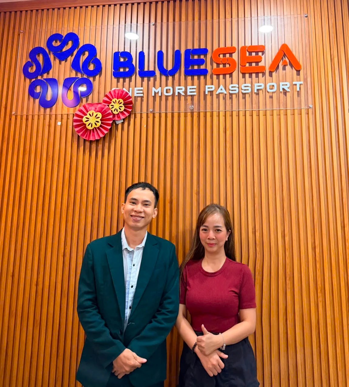 Đại diện Texas State và đại diện đối tác Blue Sea trước biển hiệu