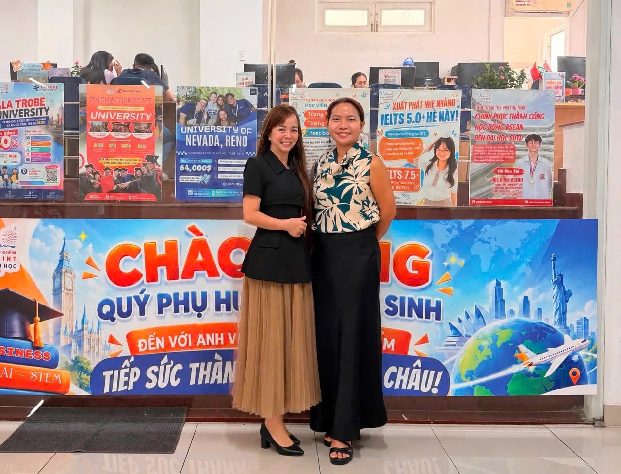 Đại diện Texas State và đại diện một đối tác tuyển sinh trước quầy tư vấn