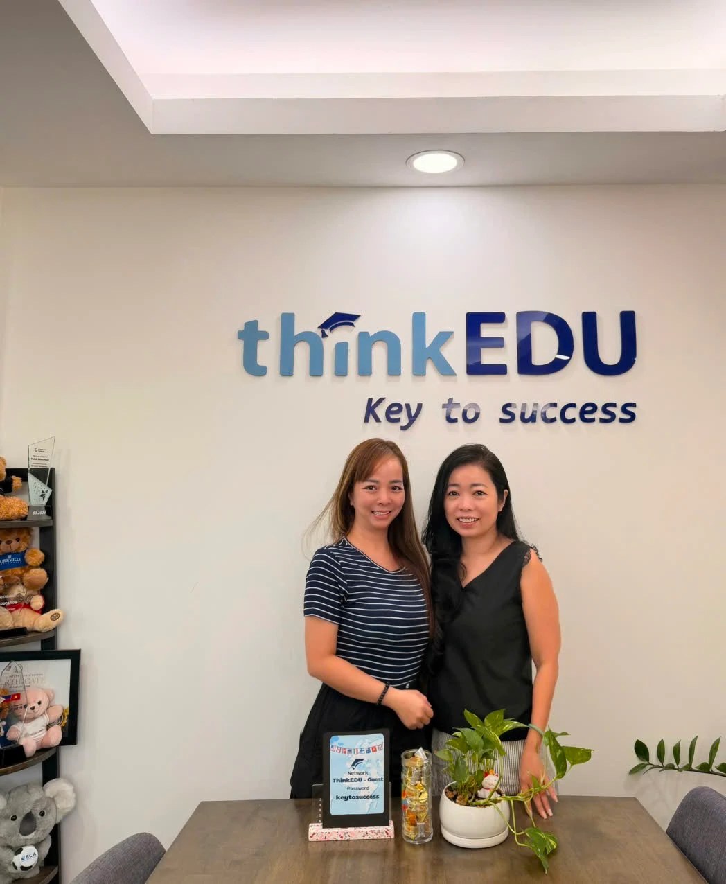Đại diện Texas State và đại diện thinkEDU trước biển hiệu 